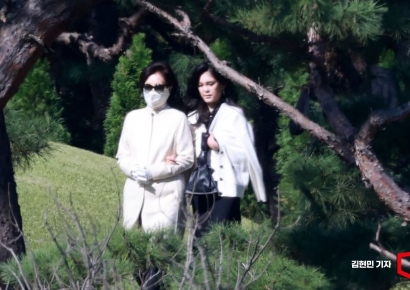 [포토] '이건희 4주기' 추도식 찾은 홍라희 관장과 이부진 사장