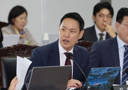與원내지도부, 정책수석에 김한규…소통수석에는 전용기
