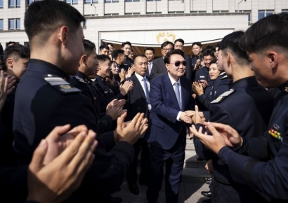 尹, 용산 대통령실 견학 온 공군사관생도 격려…"너무 든든"