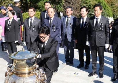 與 박정희 45주기 추도식 집결…한동훈 "도전정신 이어받아 쇄신"