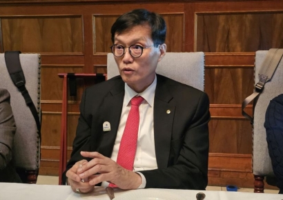 한은 총재 "11월 금리 결정, 환율이 새 고려 요인" 