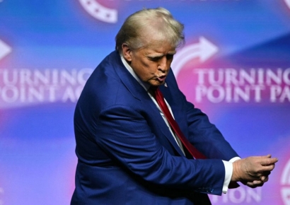 트럼프 "시진핑과 친하지만…대만 침공하면 관세 200% 때릴 거야"