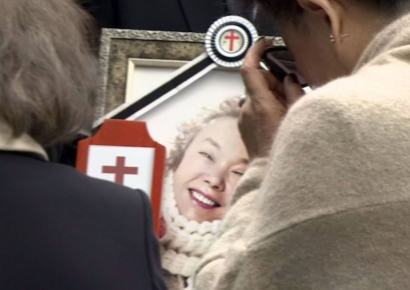 "엄마 미안해, 가지 마"… 故 김수미 눈물 속 발인