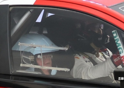 [포토] 스페셜 쇼런 하는 정의선 회장과 아키오 회장