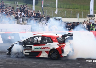 [포토] 정의선, 아키오 회장이 선보이는 드리프트