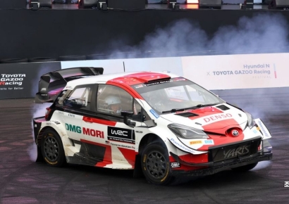 [포토] 드리프트 선보이는 정의선 회장과 아키오 회장