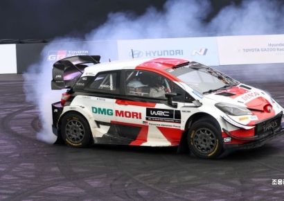 [포토] 스페셜 쇼런 하는 정의선 회장과 아키오 회장