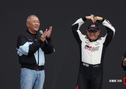 [포토] 하트 만드는 아키오 회장