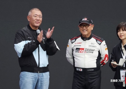 [포토] 쇼런 마치고 인사하는 정의선, 아키오 회장