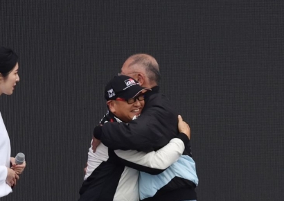[포토] 포옹하는 정의선 회장과 아키오 회장