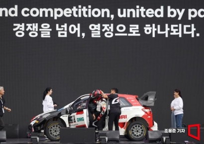 [포토] 쇼런 마치고 차에서 내리는 아키오 회장