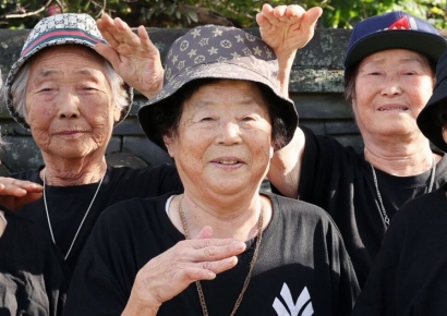 래퍼 장례식장에 때아닌 '둠칫 둠칫'…영화 '써니' 재연한 할미래퍼들