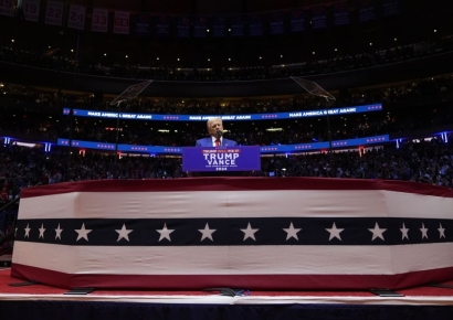 뉴욕 찾은 트럼프 "4년 전보다 나아졌나?…해리스, 넌 해고야"