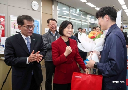 [포토] 중소기업재직자우대저축 첫 가입자 응원하는 오영주 장관