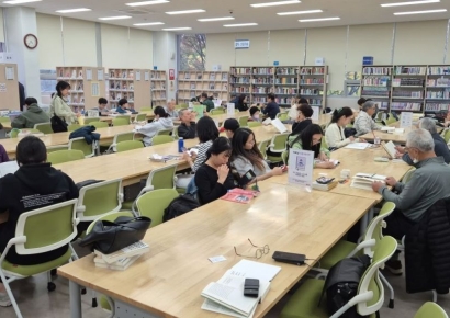 [르포]뜯고 맛보고 적시고…문학은 노벨상, 독서 문화는 ‘이그노벨상’