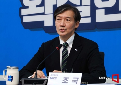 조국 취임 100일…"尹정권 동력 잃은 상태, 보수층 결단 내려야"