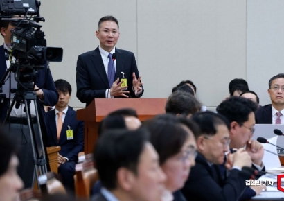 [포토] 국감 질의에 답변하는 김경훈 구글코리아 사장