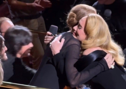 공연 중 노래 멈춘 아델…울먹이며 객석으로 가 껴안은 사람