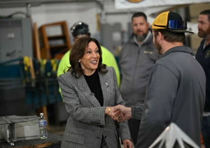 해리스 "트럼프, 中에 첨단반도체 팔아"