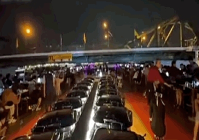 "모두 머리 숙이세요"…불어난 강물에 유람선 띄웠다가 '아찔'