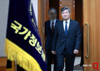 [포토] 국감장 들어서는 조태용 국정원장