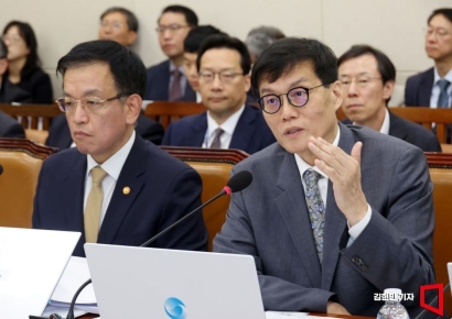 [포토] 국감 질의에 답하는 이창용 총재