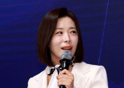 [포토] 여성리더스포럼 패널 토론하는 신지은 아나운서