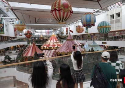 [포토] 사진명소로 떠오른 더현대 서울 크리스마스 테마