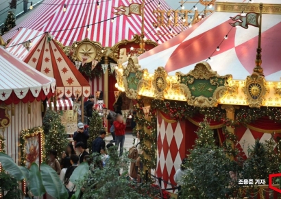 [포토] 화려한 더현대 서울 크리스마스 H빌리지