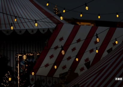 [포토] 불밝힌 더현대 서울 '움직이는 대극장'