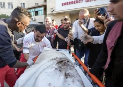 "왜 어머니가 여기에…" 시신 옮기다 오열한 구급대원