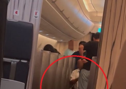 "태풍 때문에 착륙 못했는데"…무릎 꿇은 승무원에 대만 '발칵'