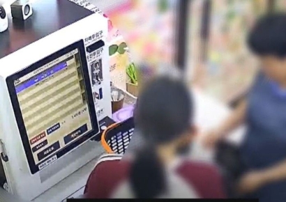 무인점포서 바코드만 찍고 '휙'…간식거리 절도한 일당 CCTV 보니