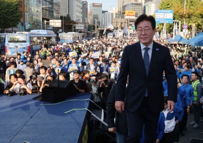이재명 장외집회서 "불의한 권력 심판…함께 싸우자"