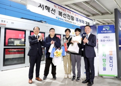 이성해 철도공단 이사장, 서해선·장항선 첫 열차 탑승객 환영