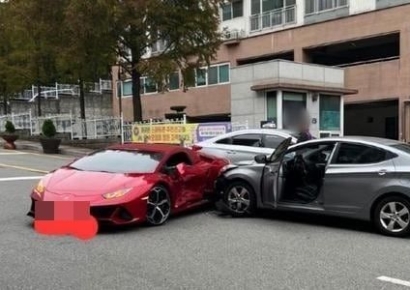 람보르기니 들이받은 아반떼…"불법정차 차량 피하다 벼락 맞은 꼴"