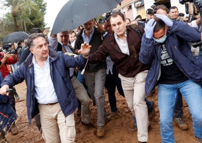 "꺼져라"…스페인 국왕, 홍수 피해 지역 찾았다가 '진흙 봉변'