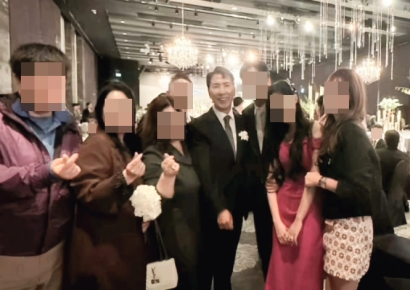 '출소후 칩거' 안희정, 아들 결혼식서 '활짝' 웃었다