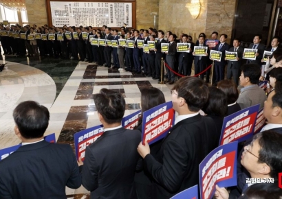 [포토] 윤석열 정권 규탄 퍼포먼스하는 더불어민주당