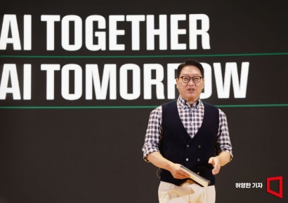 [포토] SK AI 서밋(Summit) 개막 연설하는 최태원 회장