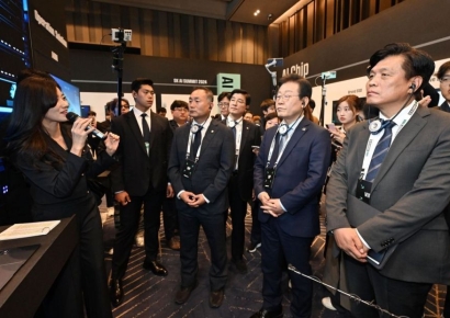 [포토] SK AI서밋 부스 둘러보는 이재명 대표
