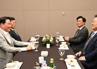 [포토] 이재명 대표, 최태원 회장 만나 AI 제도적 지원 방안 논의