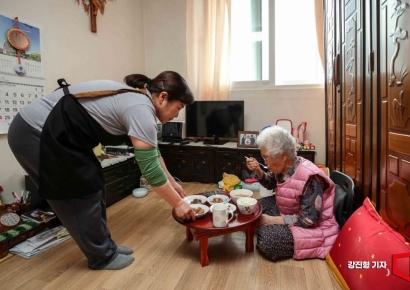 돌봄 인력난에도…요양사 처우는 제자리걸음