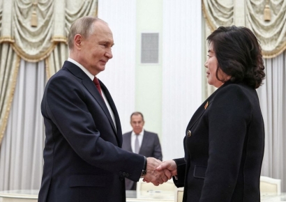 북·러 관계 과시…푸틴, 휴일에 北최선희 깜짝 면담