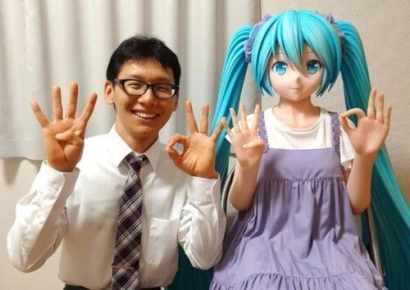 女에 7번 차이고 '인형'과 결혼한 日 남성, 결혼 6주년 맞았다