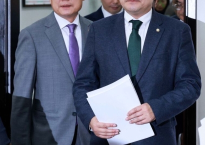 [포토] 회의실 들어서는 박찬대