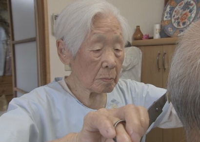 세계 최고령 현역 이발사는 108세 할머니…"1년만 더 가위 잡고 싶어"[일본人사이드]