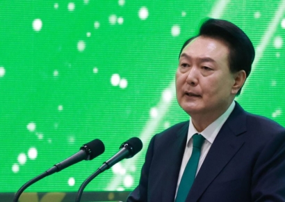 尹 "4대 개혁 결코 포기하지 않고 완수…새마을 정신 절실"