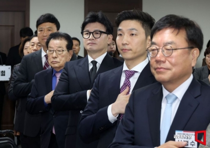 [포토] 국민의례하는 한동훈 국민의힘 대표