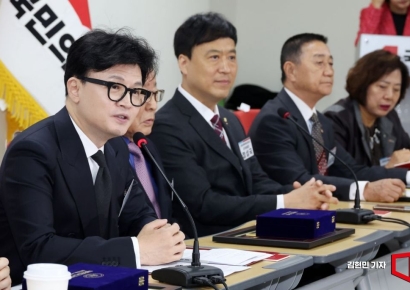 [포토] 한동훈, '20년 연속 책임당원' 만나 "보수가 외연확장해야 승리"